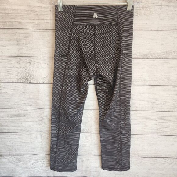 TEK GEAR WOMEN MID RISE FITNESS CAPRI SIZE SMALL GRAY COLOR STRETCH FABRIC - Picture 7 of 8